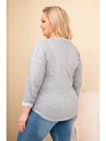 Dámská blůza Plus Size s potiskem a delším zadním dílem šedá