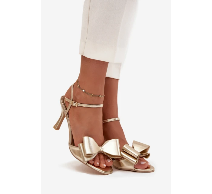 Sandály na podpatku s mašlí zlaté model 21709782 - Boto Sandály na podpatku s mašlí zlaté model 21709782 - Boto