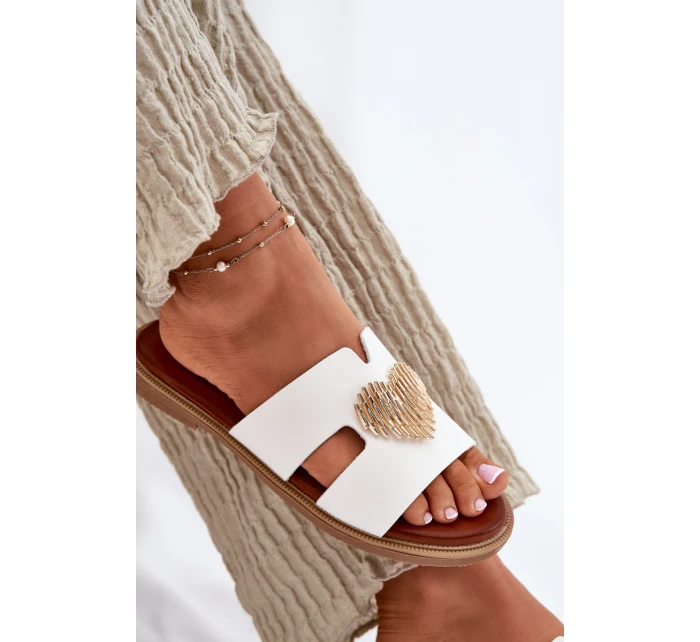Dámské sandály na plochém podpatku se zlatou ozdobou bílé model 21697094 - EVENTO Dámské sandály na plochém podpatku se zlatou ozdobou bílé model 21697094 - EVENTO