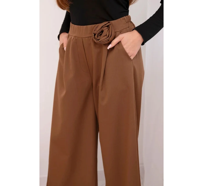 Dámské kalhoty elegantní se širokou nohavicí a ozdobným květem světle hnědé Dámské kalhoty elegantní se širokou nohavicí a ozdobným květem světle hnědé