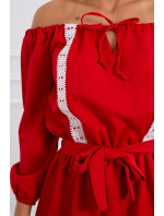 Šaty s odhalenými rameny a krajkou červené barvy