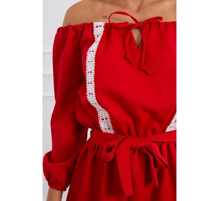 Šaty s odhalenými rameny a krajkou červené barvy