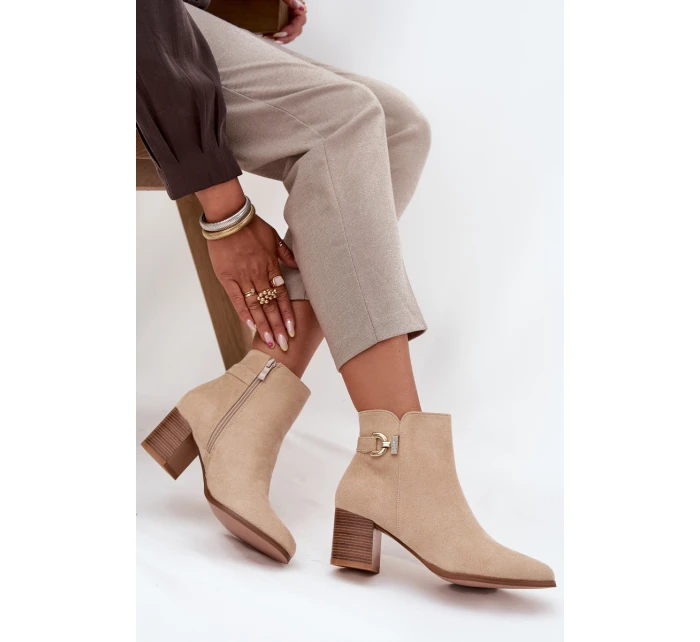 Zateplené dámské kotníkové boty na podpatku se zlatým detailem béžové model 21708228 - Boto Zateplené dámské kotníkové boty na podpatku se zlatým detailem béžové model 21708228 - Boto