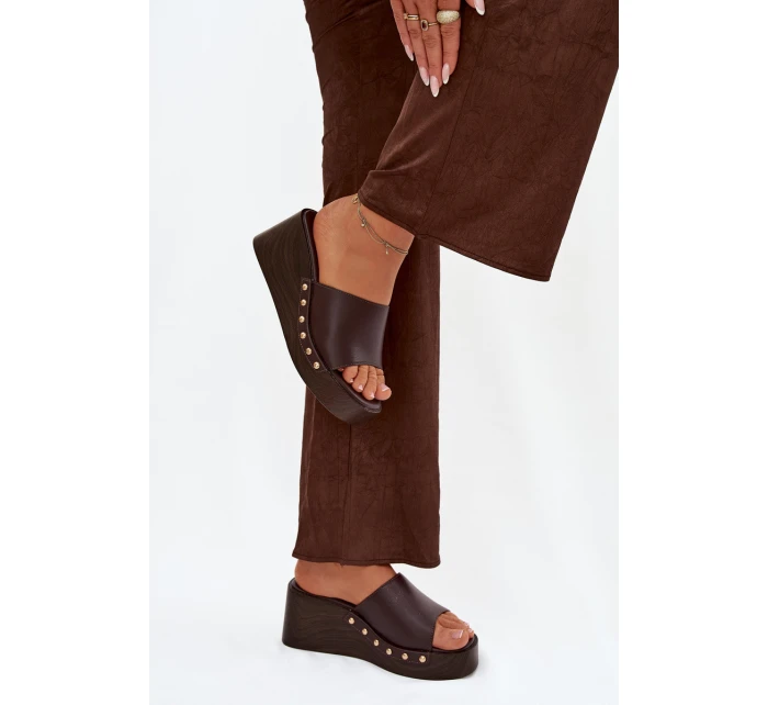 Dámské pantofle na platformě se zlatými sponami hnědé model 21918845 - Boto