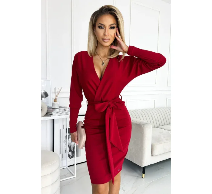 Dámské šaty ve vínové bordó barvě s výstřihem na zádech model 17916570 - numoco Dámské šaty ve vínové bordó barvě s výstřihem na zádech model 17916570 - numoco