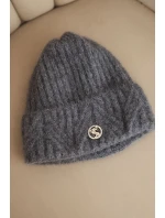 Dámská zimní čepice z pleteniny a s knoflíkem tmavě šedá model 21441826 - K-Fashion Dámská zimní čepice z pleteniny a s knoflíkem tmavě šedá model 21441826 - K-Fashion