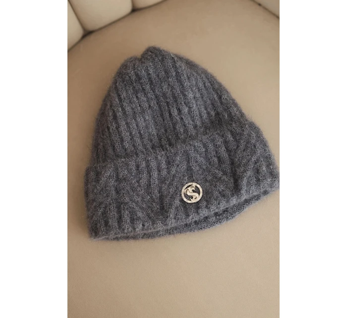 Dámská zimní čepice z pleteniny a s knoflíkem tmavě šedá model 21441826 - K-Fashion Dámská zimní čepice z pleteniny a s knoflíkem tmavě šedá model 21441826 - K-Fashion