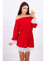 Šaty s krajkou vázané v pase červené