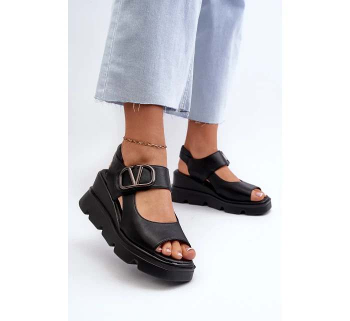 Dámské sandály na klínku a platformě z eko kůže, černá triaola Dámské sandály na klínku a platformě z eko kůže, černá triaola