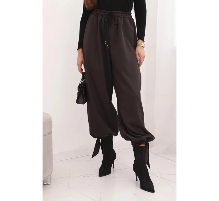 Dámské kalhoty s širokými nohavicemi a zavazováním na model 21780859 hnědé - K-Fashion Dámské kalhoty s širokými nohavicemi a zavazováním na model 21780859 hnědé - K-Fashion