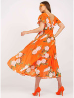 Oranžové květované řasené šaty v midi délce