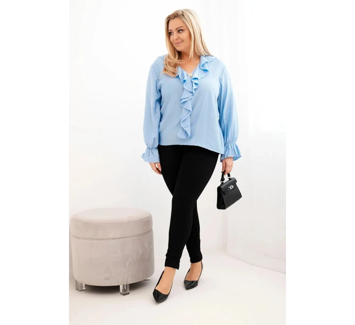 Dámská viskózová blůza Plus Size s volánem a ozdobnou broží modrá
