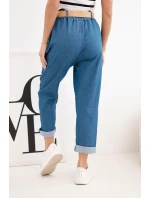 Dámské kalhoty s model 22025252 nohavicí a páskem tmavě džínové - K-Fashion