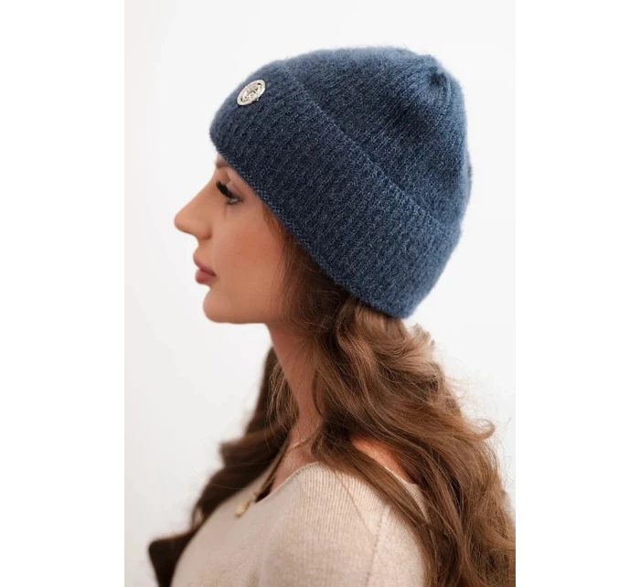 Dámská zimní čepice model 21441756 s ozdobným knoflíkem džínová modrá - K-Fashion