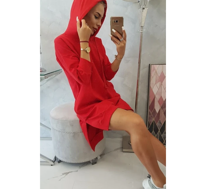 Šaty s kapucí a delšími zády červené