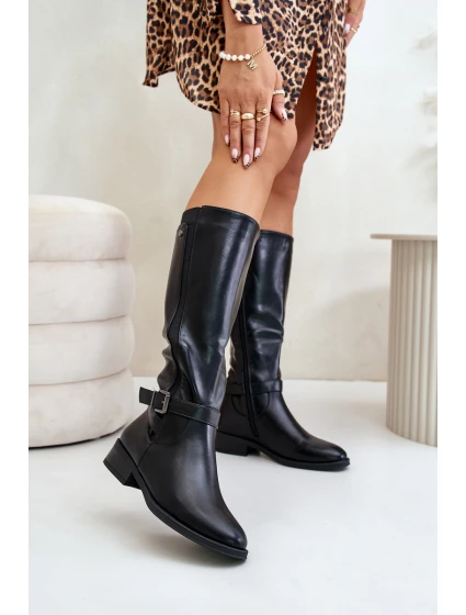 Dámské zateplené kozačky na plochém podpatku se zlatou sponou černé model 21671225 - Boto Dámské zateplené kozačky na plochém podpatku se zlatou sponou černé model 21671225 - Boto