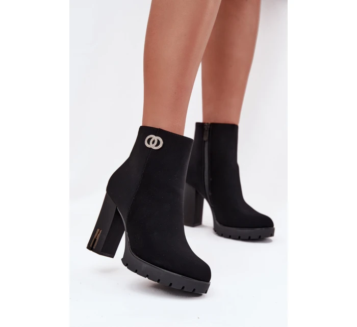 Zateplené dámské kotníkové boty na podpatku s ozdobným detailem černé Vessara