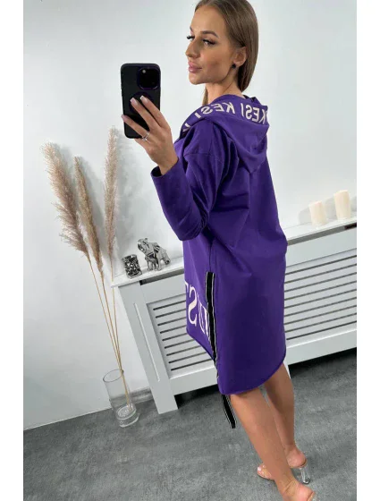 Tmavě fialové šaty s kapucí a potiskem Tmavě fialové šaty s kapucí a potiskem