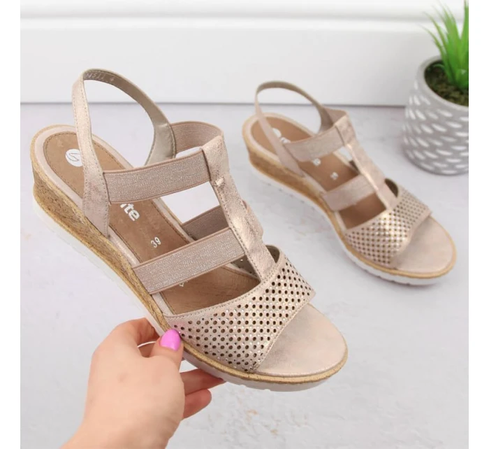 Pohodlné sandály na podpatku W rose gold model 19730112 - Rieker Pohodlné sandály na podpatku W rose gold model 19730112 - Rieker