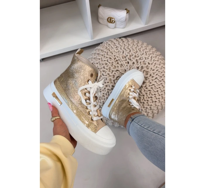 Dámské tenisky na platformě se zlatými přezkami model 21919398 - Boto Dámské tenisky na platformě se zlatými přezkami model 21919398 - Boto