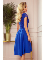 Dámské šaty v chrpové barvě s delším zadním dílem a krajkovým výstřihem model 8213784 - numoco