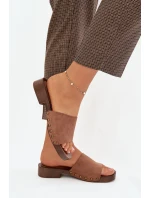 Ženské pantofle na plochém podpatku se zlatými přezkami Hnědé Girella Ženské pantofle na plochém podpatku se zlatými přezkami Hnědé Girella