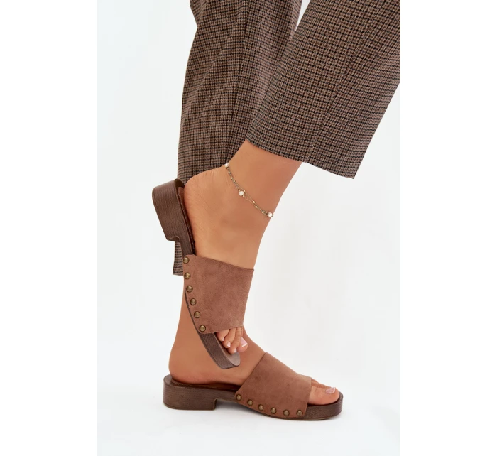 Ženské pantofle na plochém podpatku se zlatými přezkami Hnědé Girella Ženské pantofle na plochém podpatku se zlatými přezkami Hnědé Girella