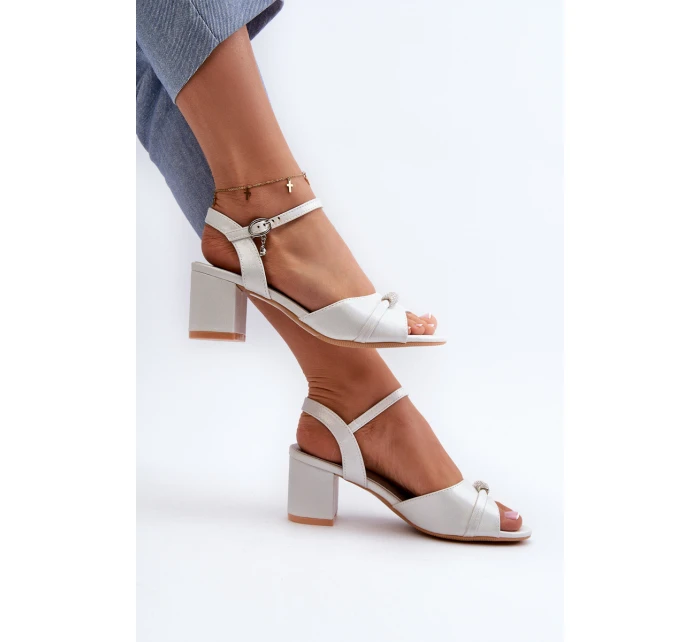 Dámské sandály z eko kůže na podpatku s ozdobami stříbrné Narhi