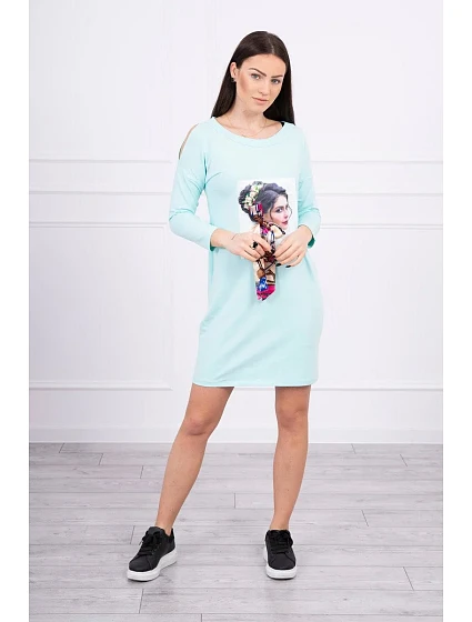 Šaty s grafikou a barevnou 3D mašlí model 18744098 - K-Fashion Šaty s grafikou a barevnou 3D mašlí model 18744098 - K-Fashion