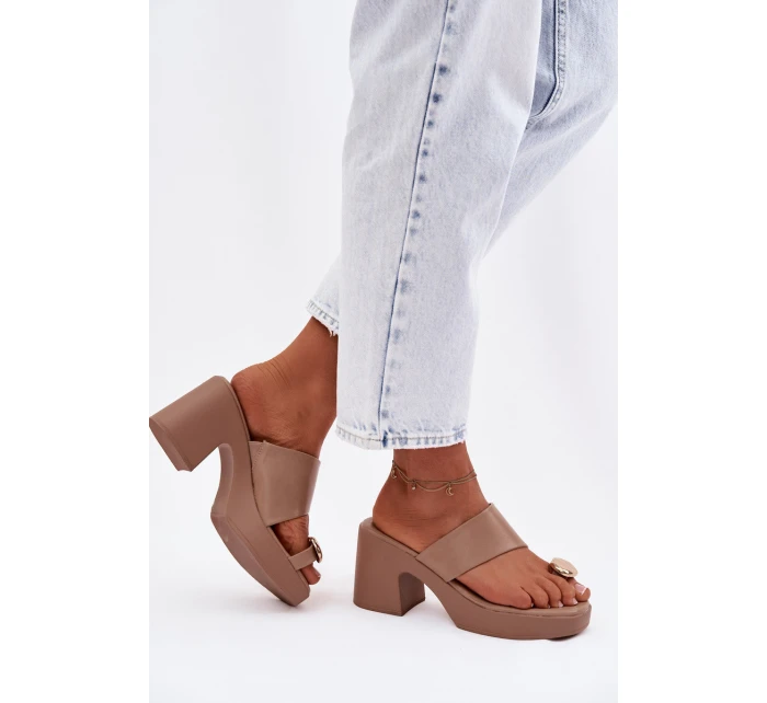 Dámské nazouváky na sloupkovém podpatku se zlatým detailem tmavě béžové model 22037686 - Boto