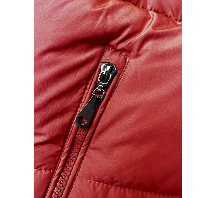 Červená krátká péřová dámská vesta s kapucí (16M9091-270)