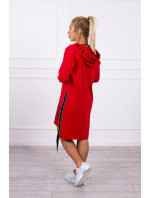 Šaty s kapucí a červeným potiskem