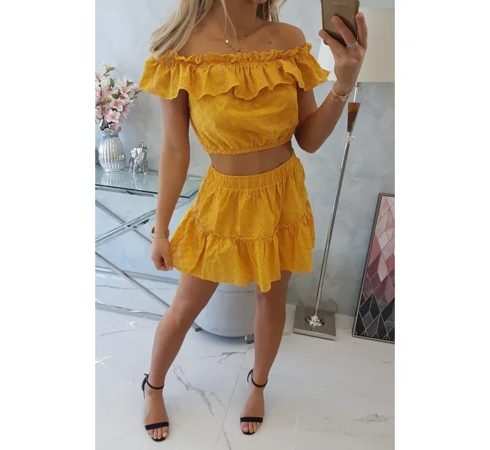 Vyšívaná souprava s hořčicovou halenkou s puntíky