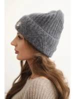 Dámská zimní čepice z pleteniny a s knoflíkem tmavě šedá model 21441826 - K-Fashion Dámská zimní čepice z pleteniny a s knoflíkem tmavě šedá model 21441826 - K-Fashion