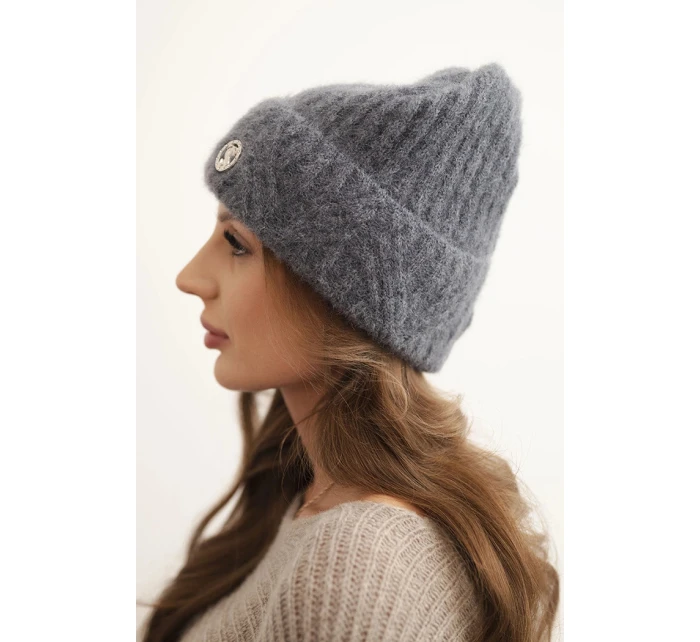 Dámská zimní čepice z pleteniny a s knoflíkem tmavě šedá model 21441826 - K-Fashion Dámská zimní čepice z pleteniny a s knoflíkem tmavě šedá model 21441826 - K-Fashion