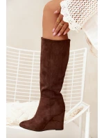 Zateplené dámské kozačky na klínu čokoládové model 21705078 - Boto Zateplené dámské kozačky na klínu čokoládové model 21705078 - Boto
