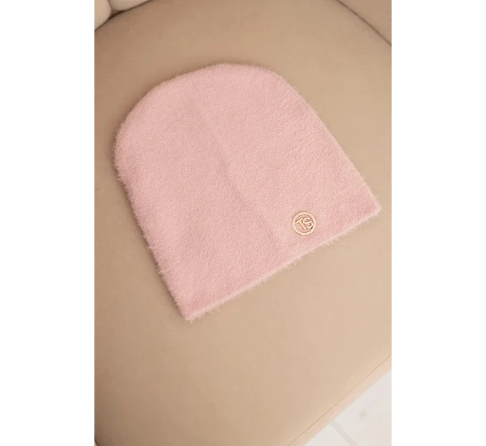 Dámská klasická čepice z měkké pleteniny s pudrově růžová model 21480741 - K-Fashion Dámská klasická čepice z měkké pleteniny s pudrově růžová model 21480741 - K-Fashion