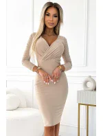 Béžové vypasované dámské šaty s přeloženým obálkovým výstřihem a dlouhými rukávy model 19713503 - numoco Béžové vypasované dámské šaty s přeloženým obálkovým výstřihem a dlouhými rukávy model 19713503 - numoco
