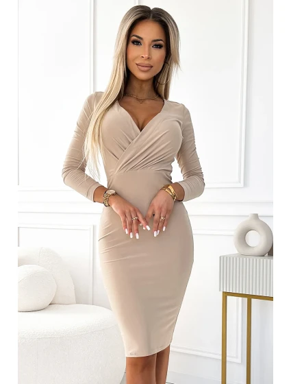 Béžové vypasované dámské šaty s přeloženým obálkovým výstřihem a dlouhými rukávy model 19713503 - numoco Béžové vypasované dámské šaty s přeloženým obálkovým výstřihem a dlouhými rukávy model 19713503 - numoco