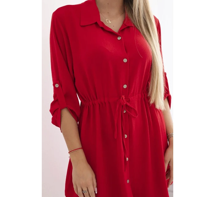 Šaty se zapínáním na knoflíky a zavazováním v pase červený