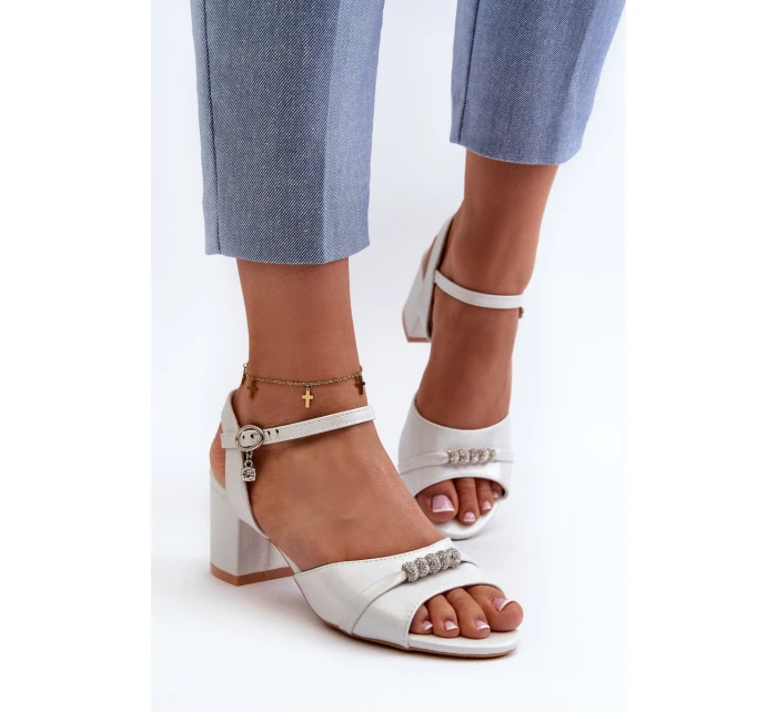 Dámské sandály z eko kůže na podpatku s ozdobami stříbrné Narhi