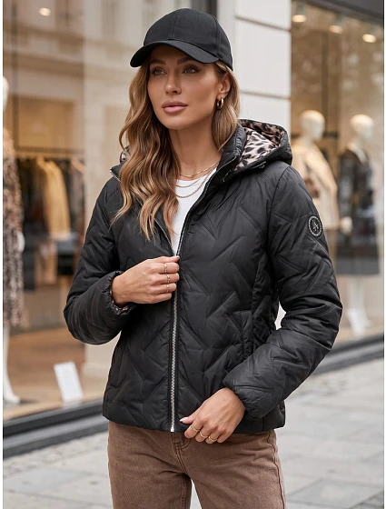 Kurtka damska przejściowa z kapturem czarna model 22350586 - FashionStreet Kurtka damska przejściowa z kapturem czarna model 22350586 - FashionStreet