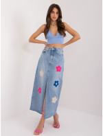 Modrá midi džínová sukně s květinami