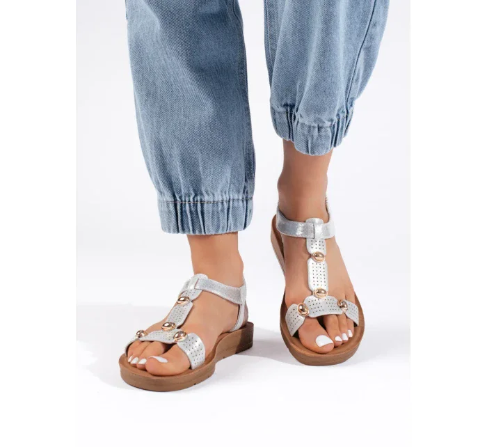 Moderní sandály dámské stříbrné na plochém podpatku Moderní sandály dámské stříbrné na plochém podpatku
