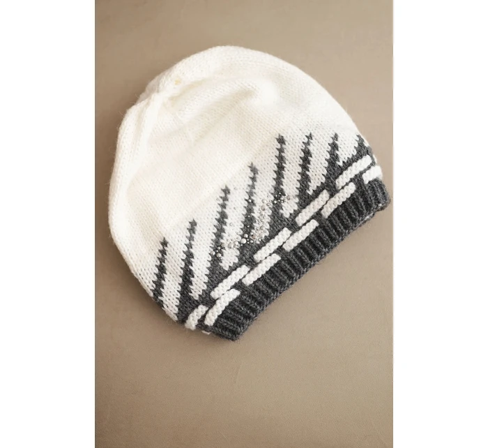 Dámská zimní čepice z vlny s geometrickým vzorem a kamínky K469 bílá