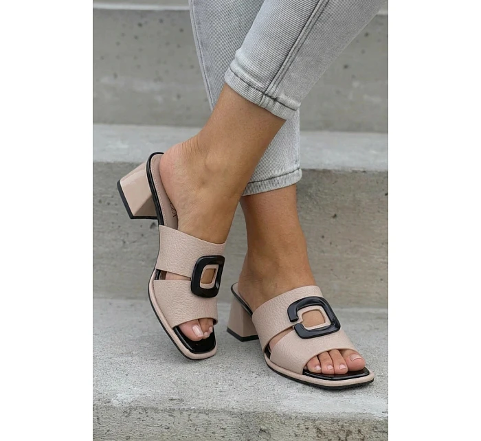 Dámské pantofle s výřezem a přezkou na podpatku model 22076973 Béžové - VINCEZA