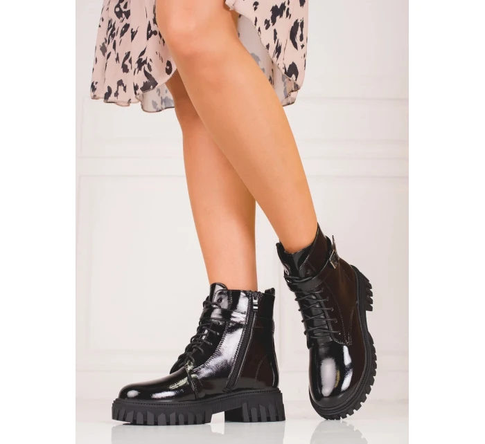 Komfortní dámské černé kotníčkové boty na plochém podpatku Komfortní dámské černé kotníčkové boty na plochém podpatku