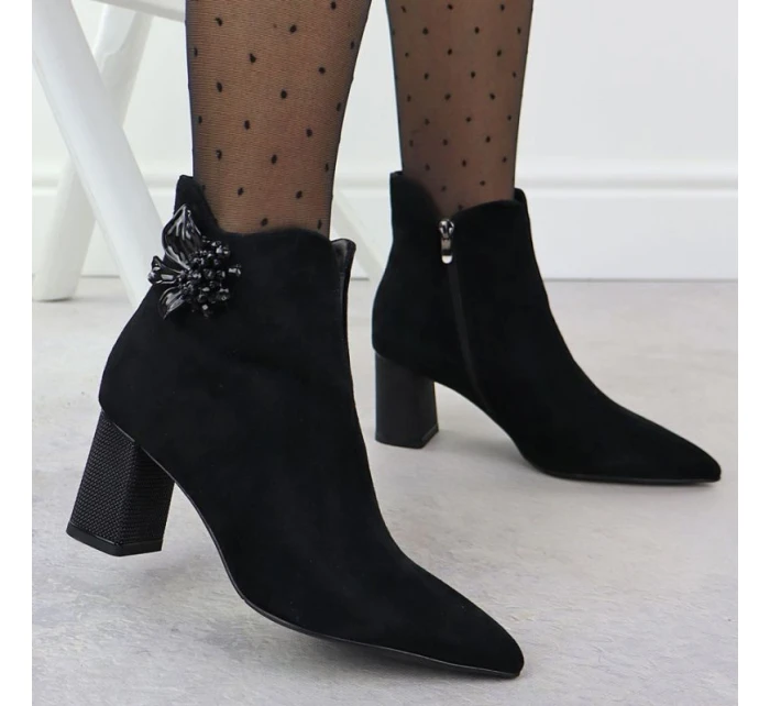 Dámské kožené kozačky s ozdobným podpatkem S.Barski 52-686