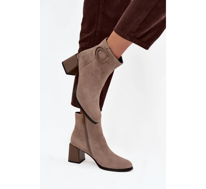 Semišové boty na podpatku s s ozdobným detailem  Béžové model 21714151 - Artiker