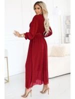 model 21729082 Elegantní plisované maxi šaty s páskem a obálkovým výstřihem vínové - numoco basic